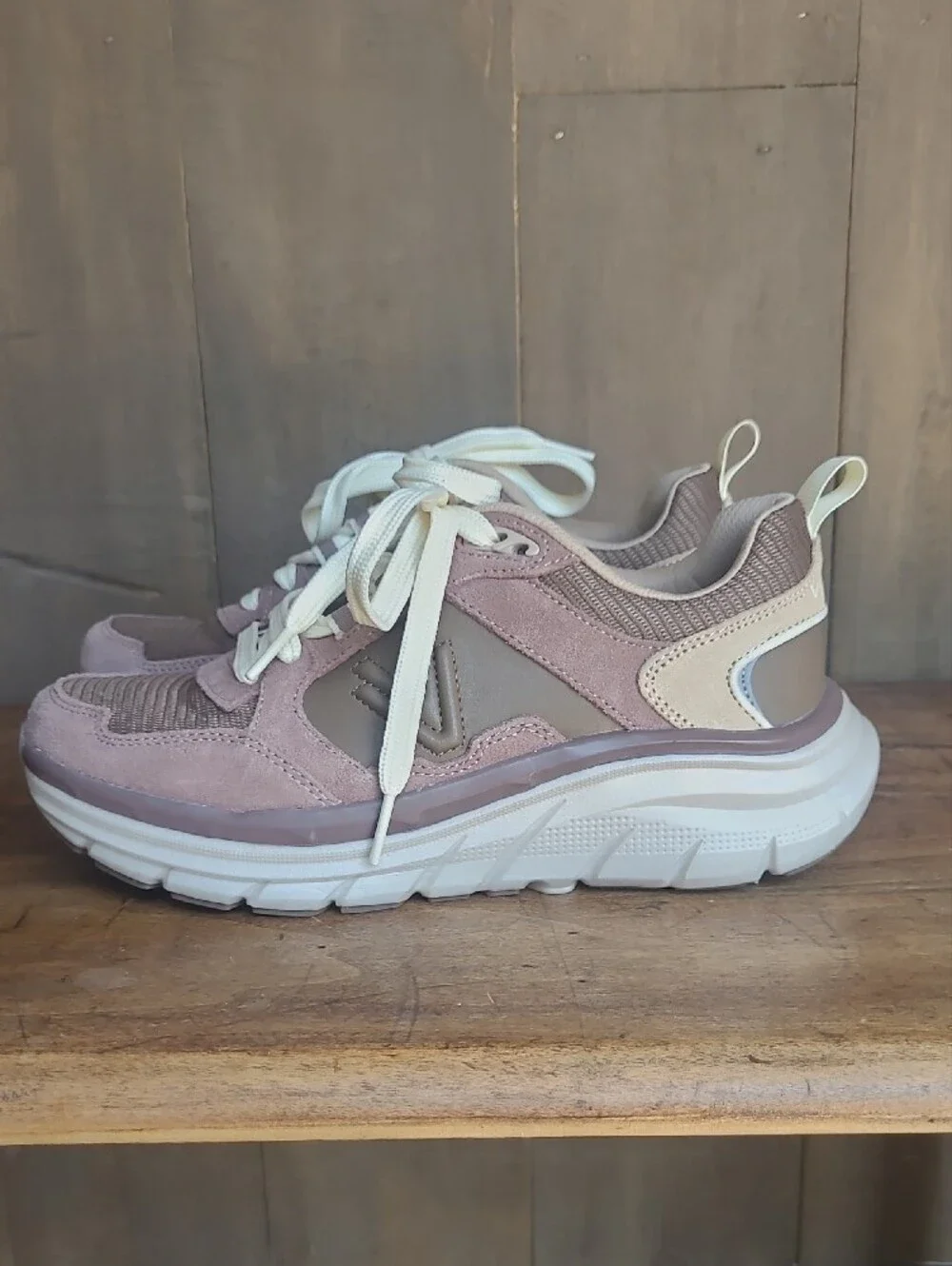 EUC Vionic Sneakers Women's sz 6 WMX Skyline Brown Orthotic Active Shoes